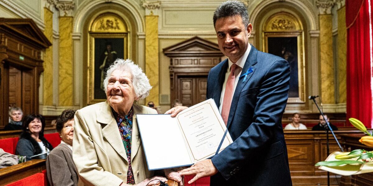 Gránitdiplomát kapott egy 102 éves tanár Hódmezővásárhelyen