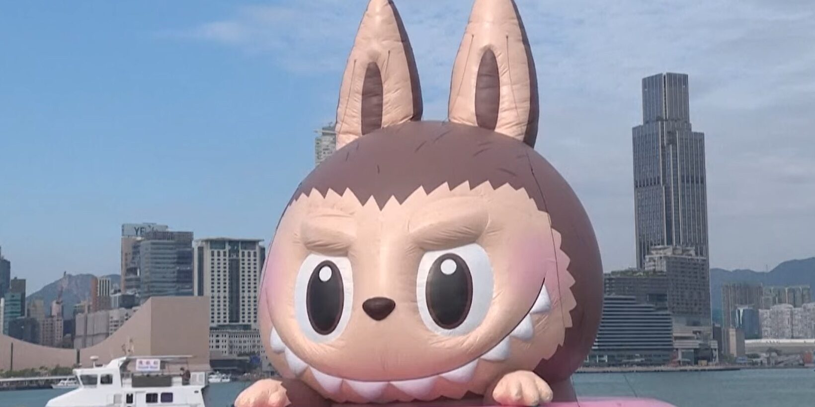 Óriási Labubu úszkált Hongkong kikötőjében